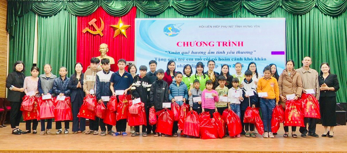 Hội LHPN tỉnh Hưng Yên tổ chức chương trình “Xuân quê hương, ấm tình yêu thương” mang Tết về với phụ nữ nghèo, trẻ em mồ côi