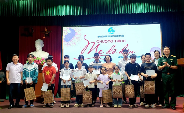 Hội LHPN thị xã Mỹ Hào trao tặng hỗ trợ trên 200 triệu đồng cho các trẻ em mồ côi, nghèo, khó khăn