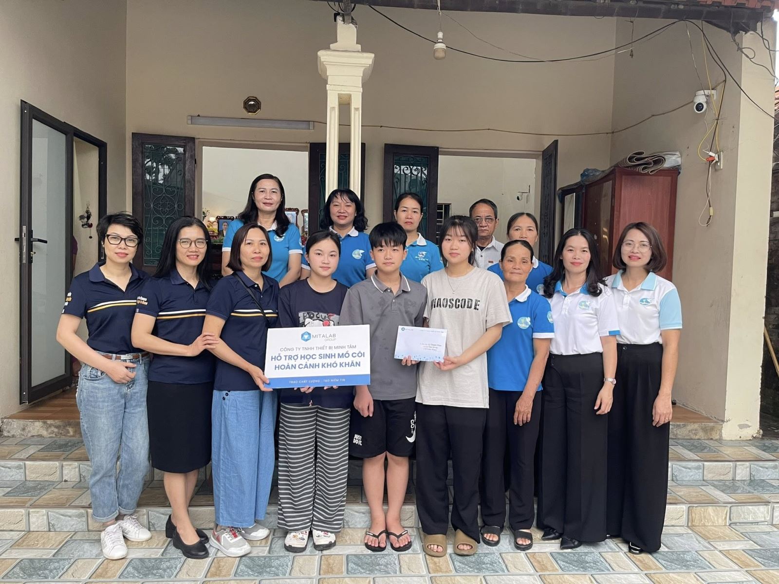 Hội Liên hiệp Phụ nữ trao hỗ trợ cho trẻ em mồ côi có hoàn cảnh khó khăn