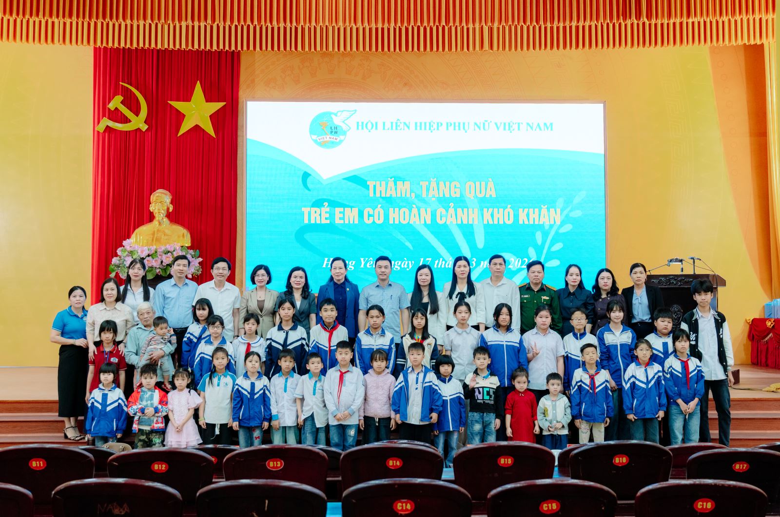 Trung ương Hội Liên hiệp Phụ nữ (LHPN) Việt Nam tổ chức chương trình thăm, tặng quà cho trẻ em có hoàn cảnh khó khăn, trẻ em mồ côi, trẻ em khuyết tật
