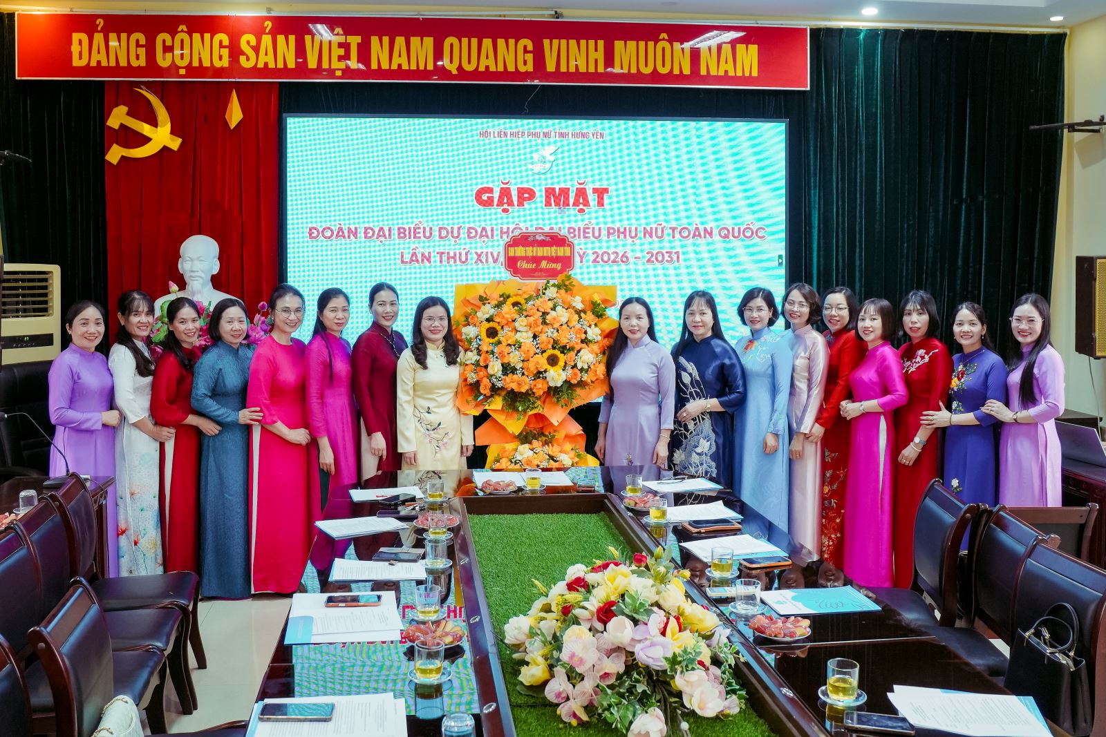 Chiều ngày 16/6, đồng chí: Ngô Thị Kim Hoàn, Ủy viên Ban Thường vụ Tỉnh ủy, Phó Chủ tịch Thường trực Ủy ban MTTQ Việt Nam tỉnh có buổi gặp mặt Đoàn đại biểu phụ nữ tỉnh Hưng Yên tham dự Đại hội Đại bi