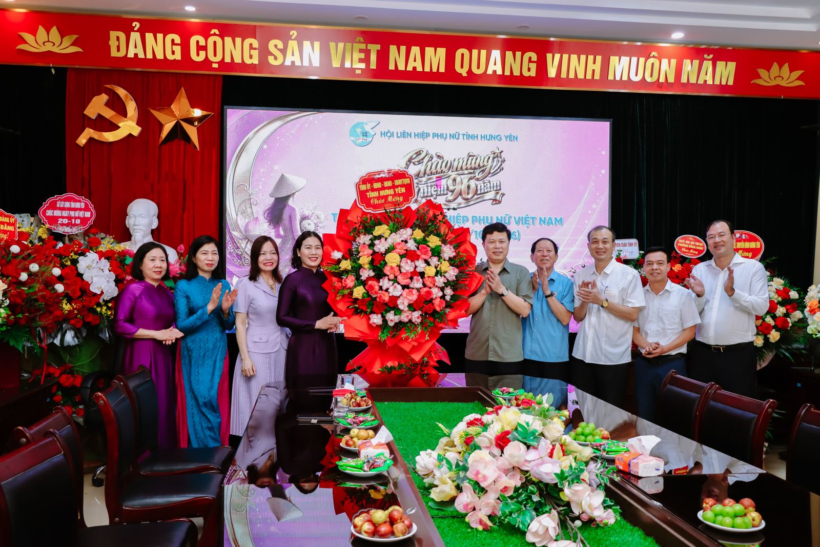 Đồng chí Trần Quốc Toản - Phó Bí thư Thường trực Tỉnh ủy, Chủ tịch Ủy ban MTTQ Việt Nam tỉnh đã đến tặng hoa, chúc mừng Hội Liên hiệp Phụ nữ (LHPN) tỉnh nhân kỷ niệm 96 năm thành lập Hội Liên hiê
