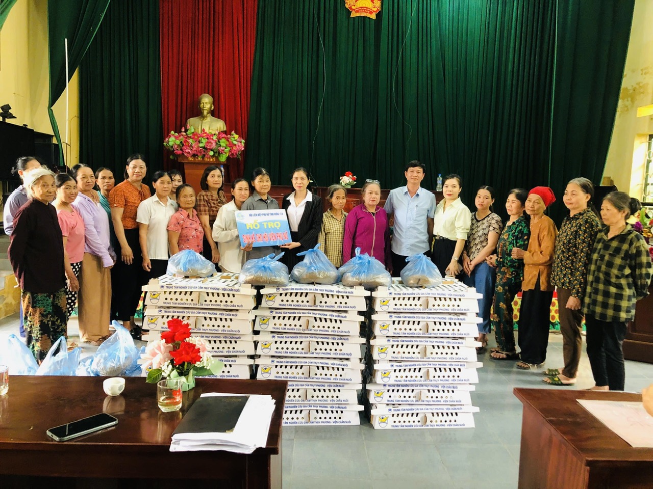 Hội LHPN tỉnh Hưng Yên trao hỗ trợ sinh kế