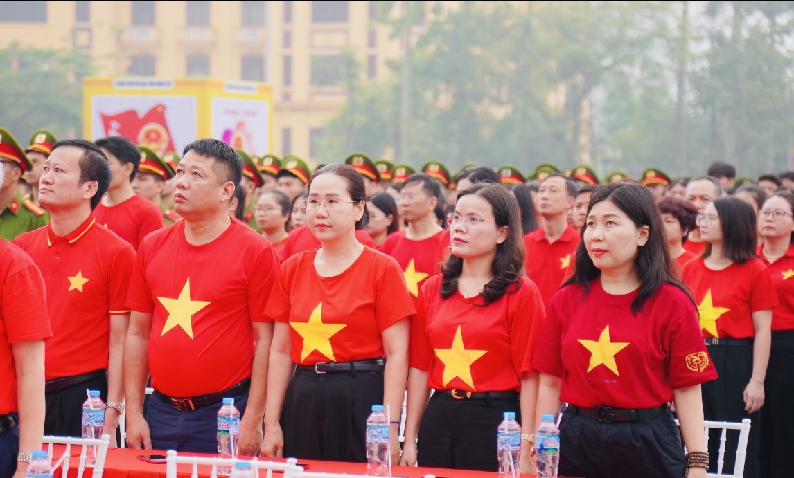 Trên 10.000 cán bộ, hội viên phụ nữ tỉnh Hưng Yên tham dự Lễ chào cờ toàn tỉnh “Tôi yêu Tổ quốc, quê hương tôi”